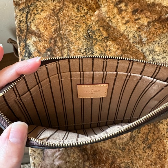 Authentic Louis Vuitton Neverfull MM Pouch - Picture 4 of 6